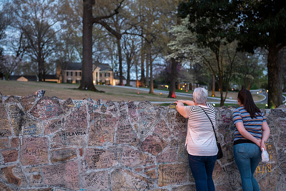 Memphis Graceland fans