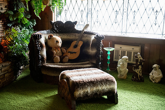 Memphis Graceland jungle room chair