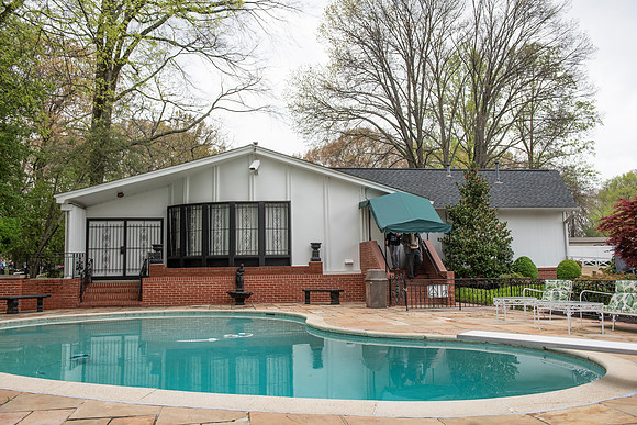 Memphis Graceland pool